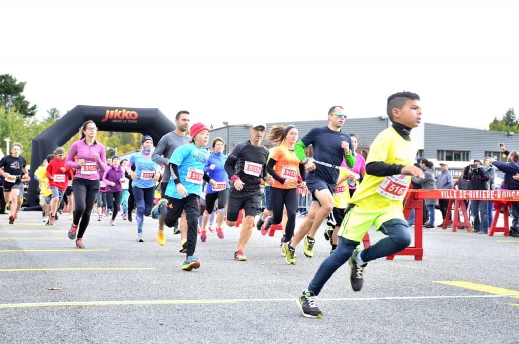 Des marathoniens convergent vers le marathon de la Rouge