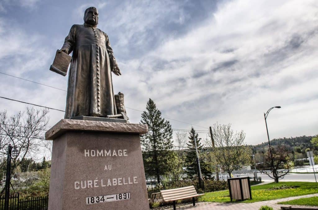 La statue du curé Labelle de retour sur son socle