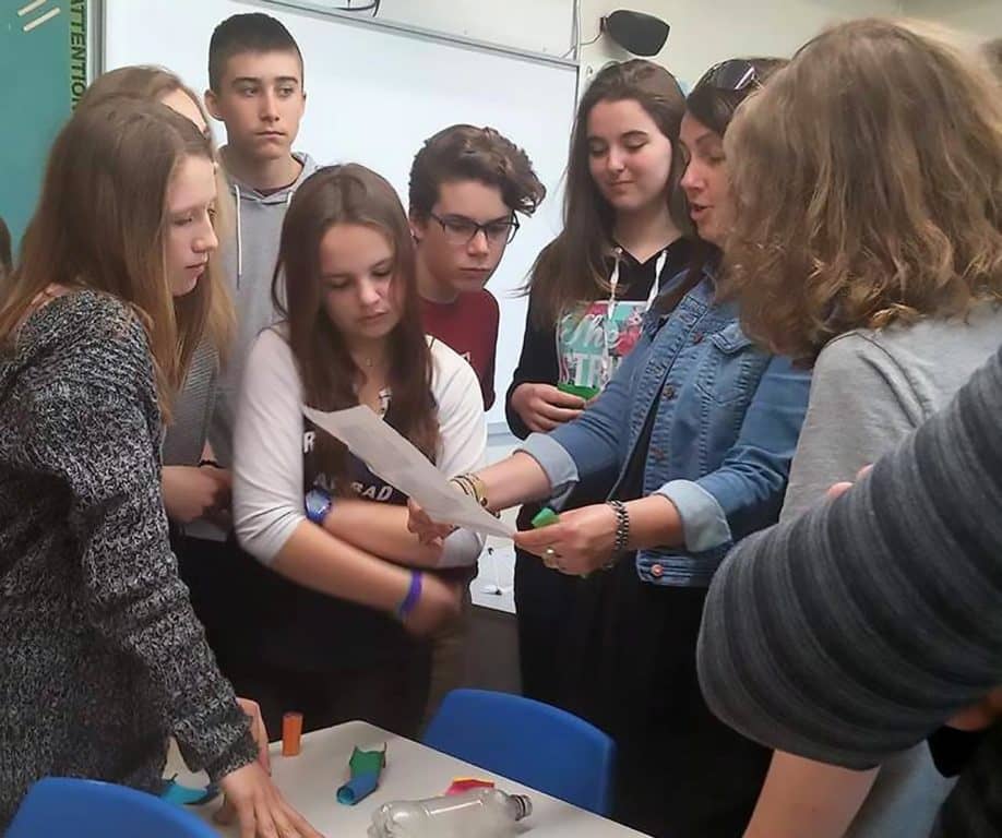 Une bouteille lancée à la rivière revient à l’école
