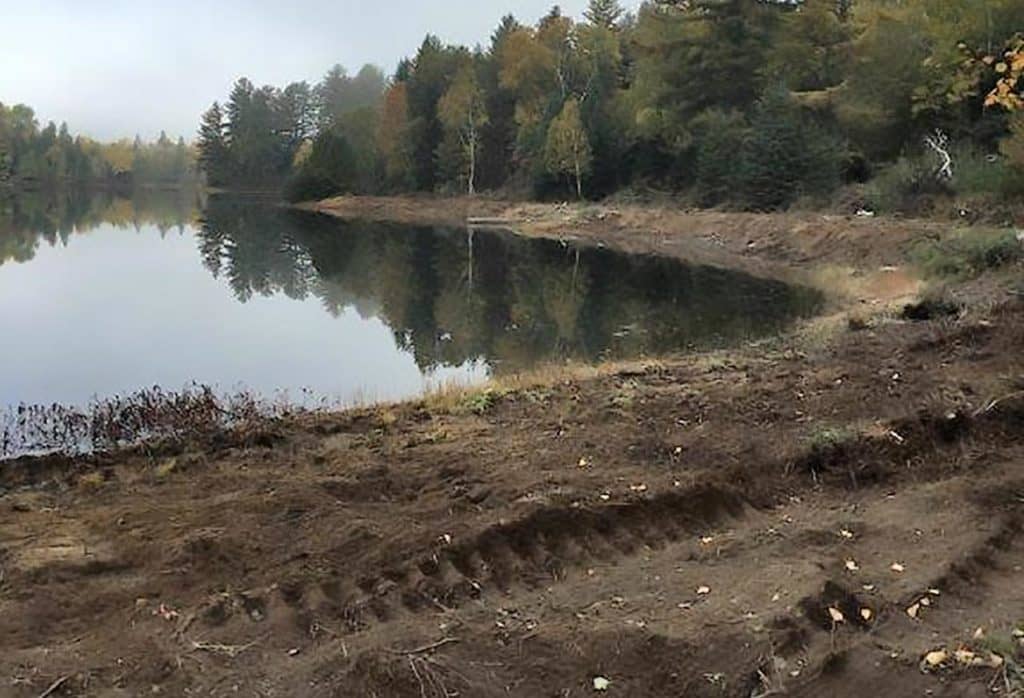 Les travaux de reboisement de la rive dévastée s’amorcent