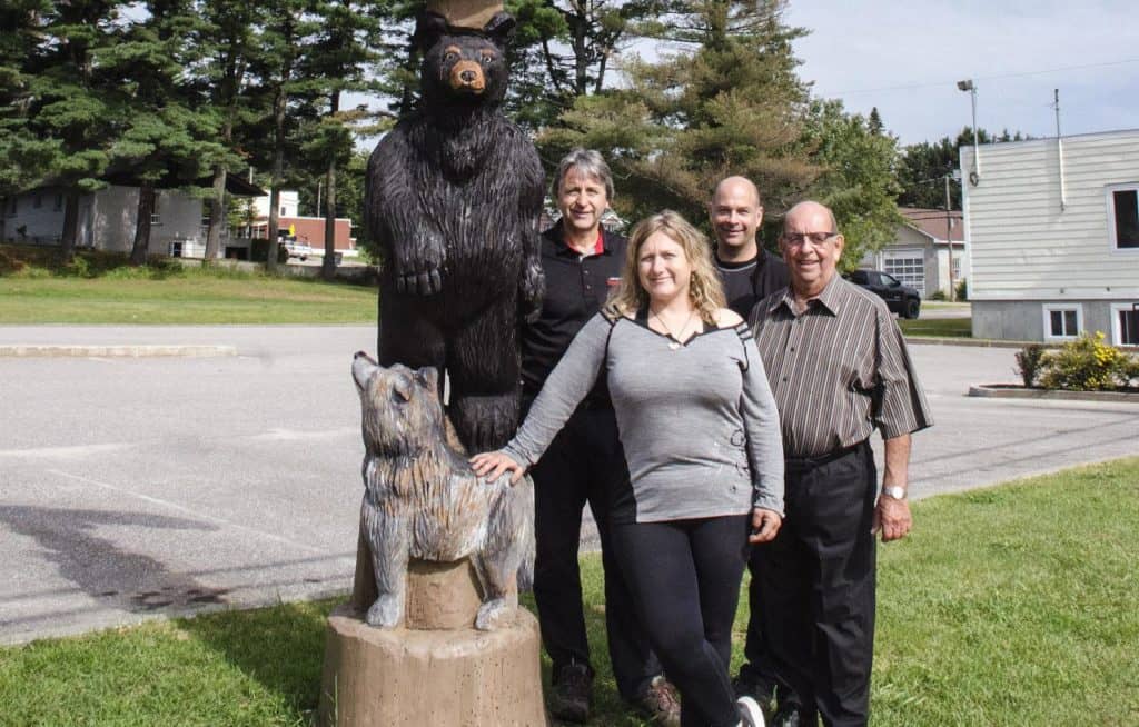Deux totems sont érigés en hommage à la famille Généreux