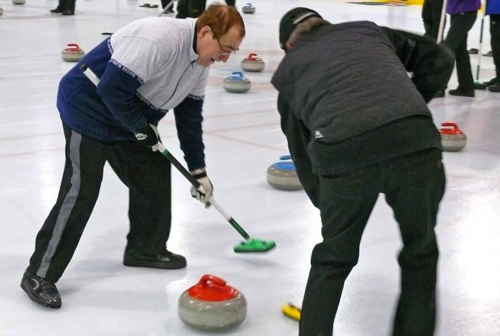 Un tournoi de curling des plus amical aux Jeux d’hiver 50 +