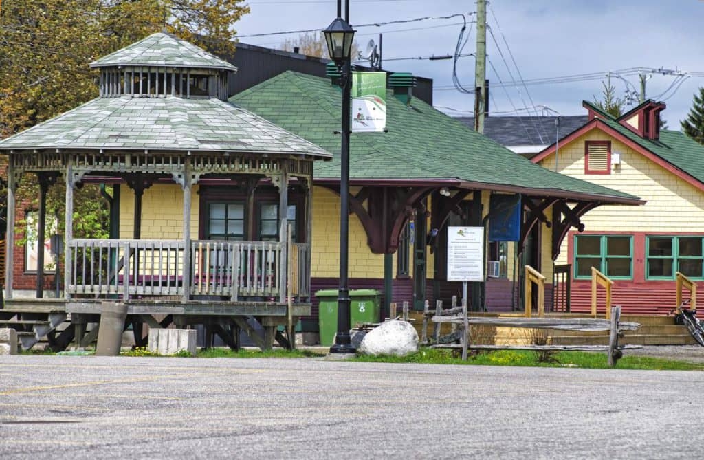 Les travaux du parc de la gare piétinent