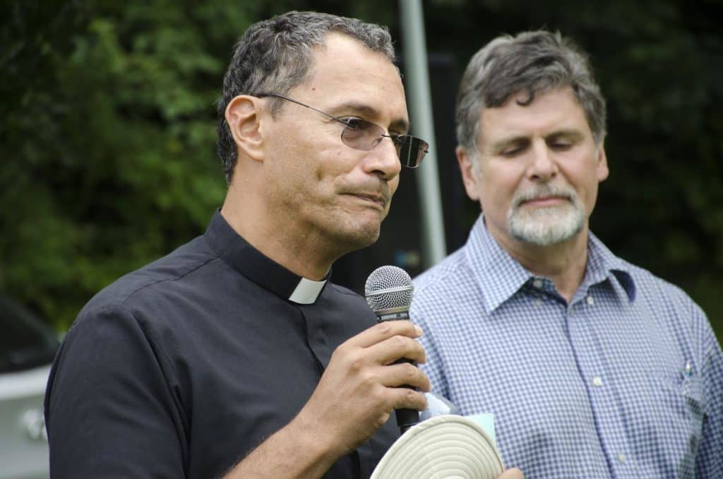 Hommage senti au prêtre Jorge-Luis Rios-Duran