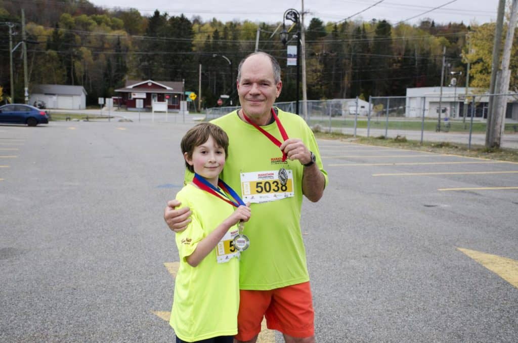 Léo court son 5 km avec son père