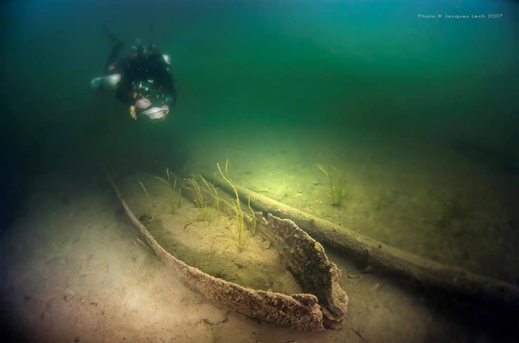 Une pirogue gît au fond de l’eau depuis 500 ans