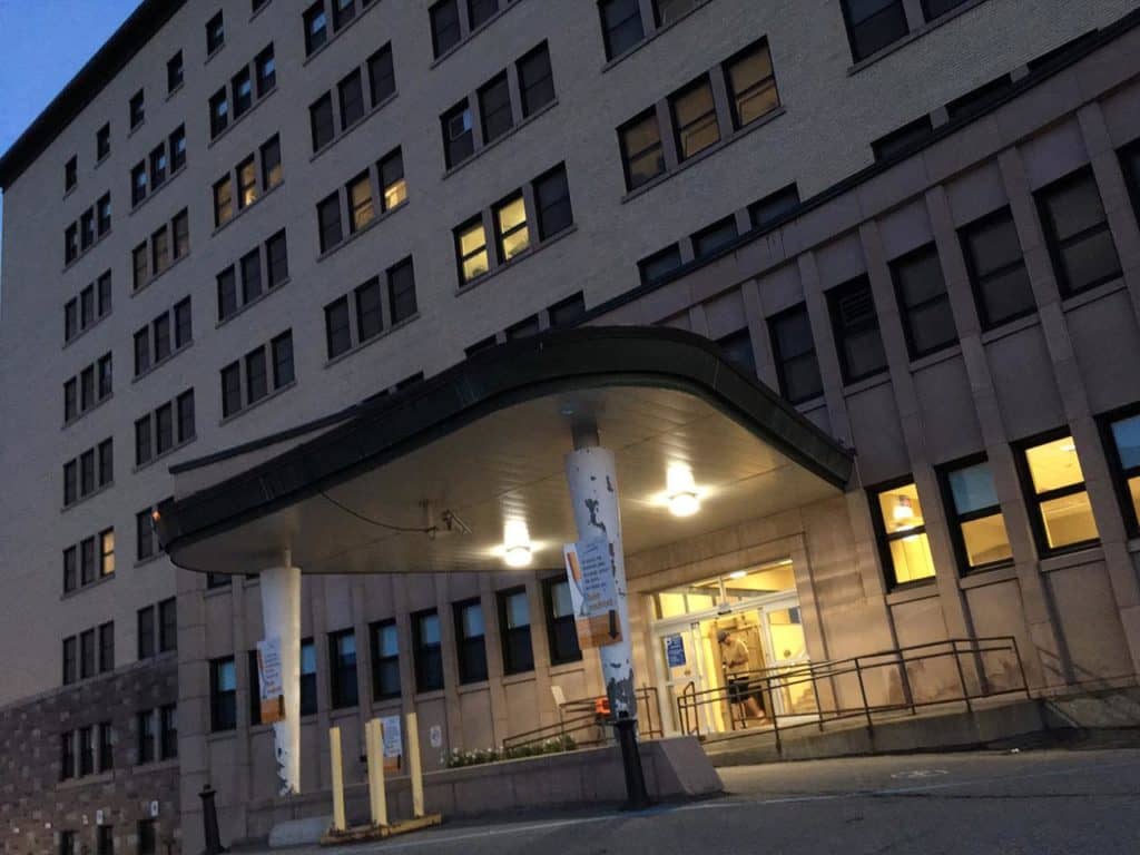 La cafétéria de l’hôpital manque de personnel pour les soirées