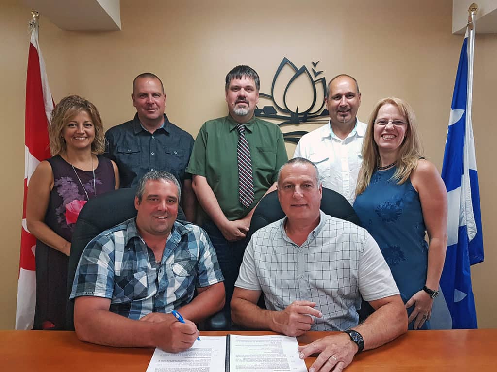Les employés municipaux de Rivière-Rouge signent une convention collective