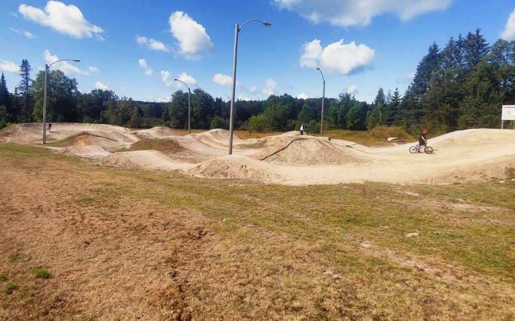 La piste de «dirt jump» est remise à neuf pour les jeunes