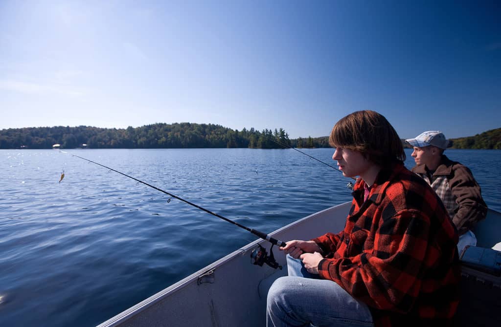 Le moment idéal pour initier un jeune à la pêche