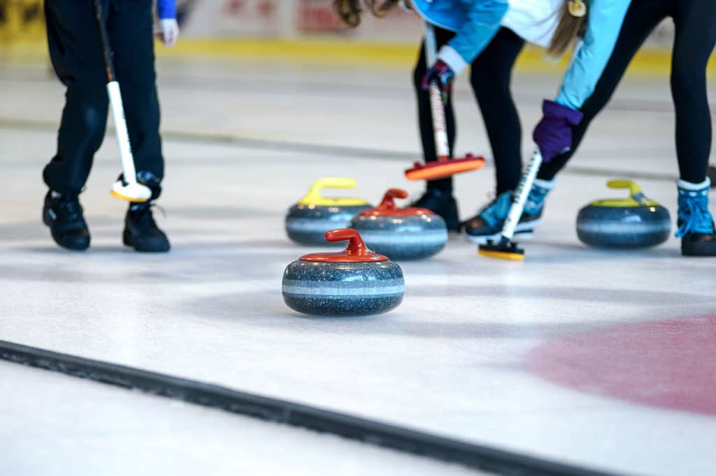 Apprendre à jouer au curling avec le sourire!