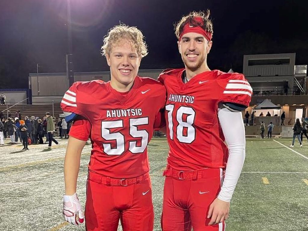 Deux anciens du Sommet avec les Aigles du Collège Ahuntsic