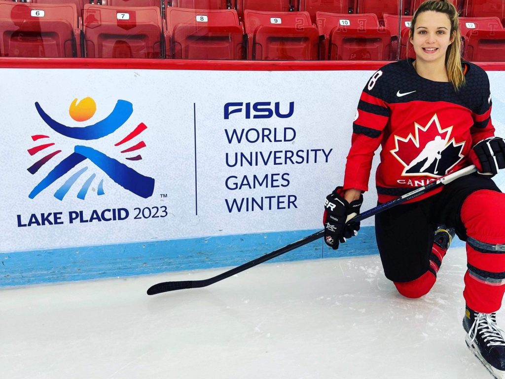 La hockeyeuse Kelly-Ann Nadeau remporte l’or avec son équipe à Lake Placid