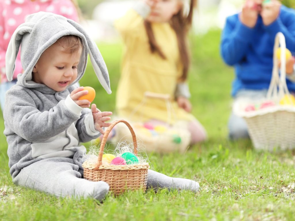 Jeune enfant extérieur Pâques Chasse aux cocos