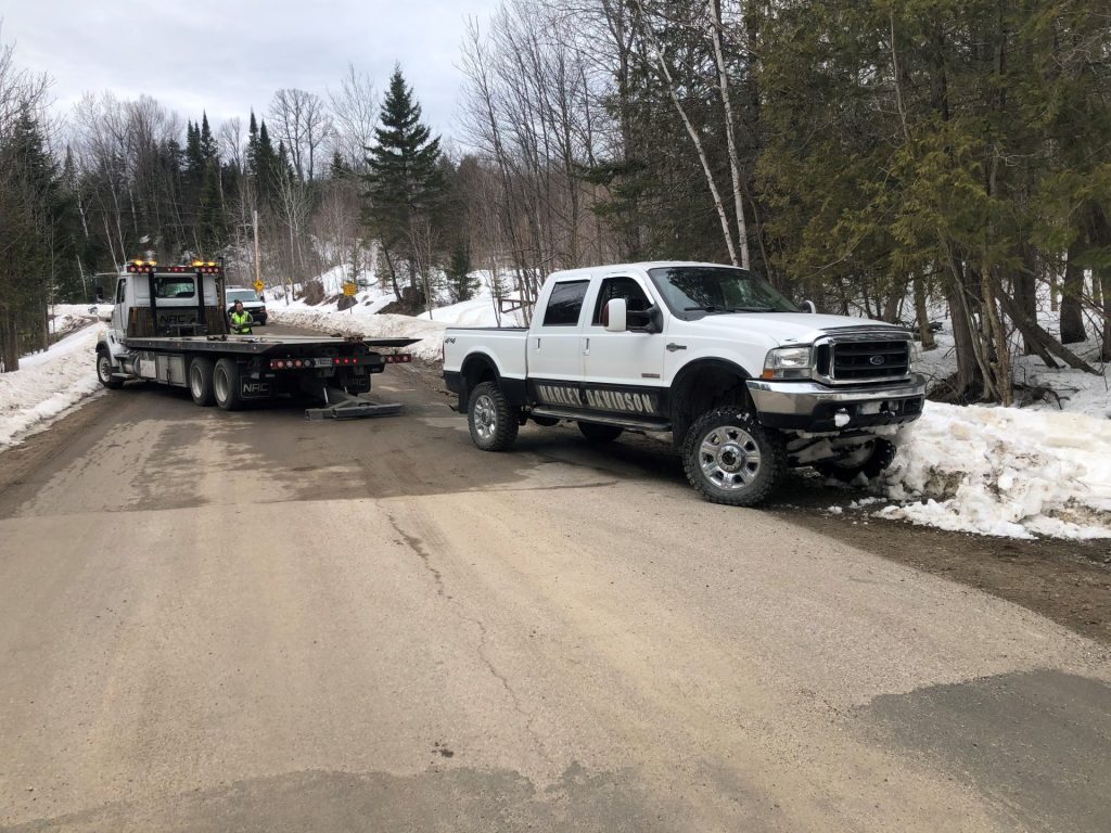 Lac-des-Écorces : l’homme qui a foncé sur les policiers demeure détenu