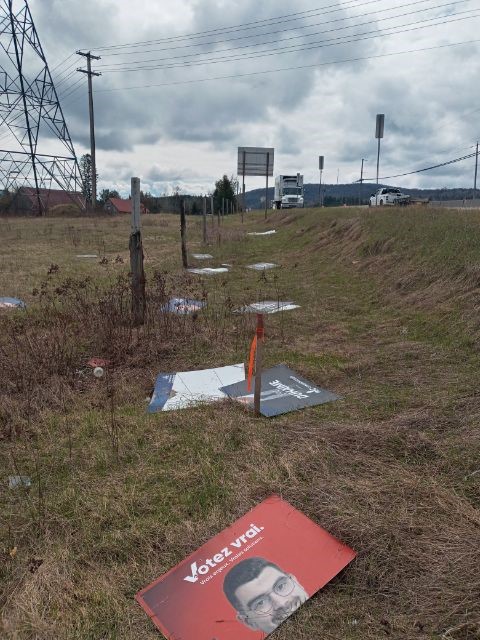 Labelle : des affiches électorales dans un fossé de la 117 depuis le 3 octobre