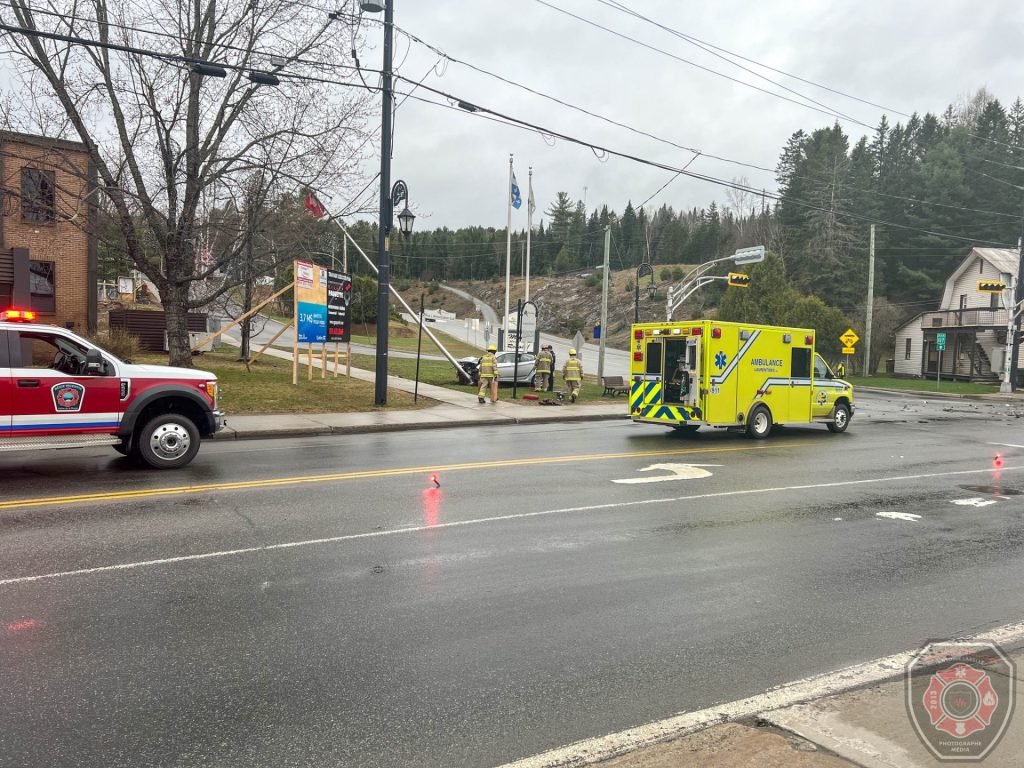 Rivière-Rouge : les pinces demandées pour sortir une conductrice de son véhicule