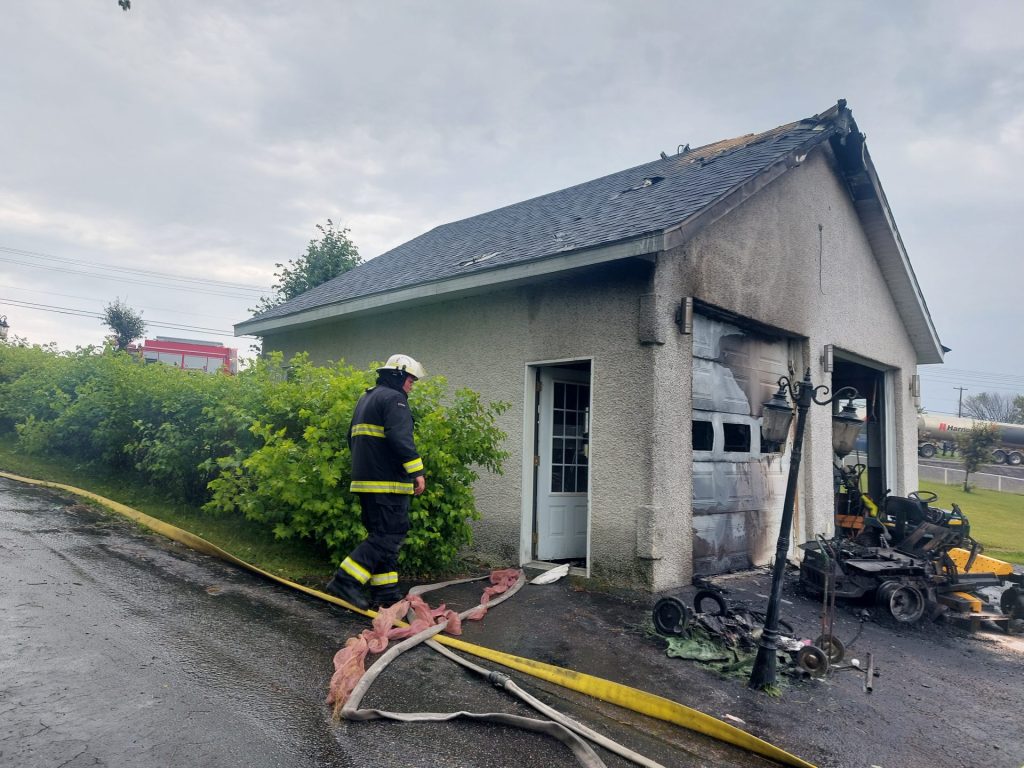 Feu de garage maîtrisé à Lac-des-Écorces