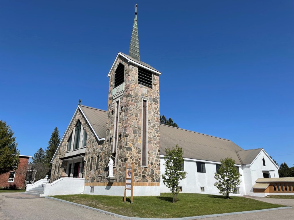 Vue de l'église de Val-Barrette.