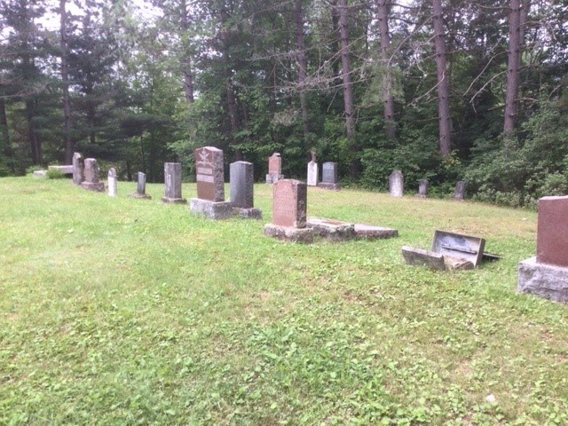 Une trentaine de pierres tombales vandalisées à Saint-Aimé-du-Lac-des-Îles