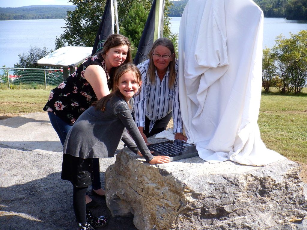 Inauguration du monument en mémoire du soldat Michel Jr. Lévesque à Sainte-Véronique