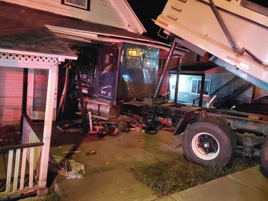 Un camion dix roues s’encastre dans une résidence de Rivière-Rouge