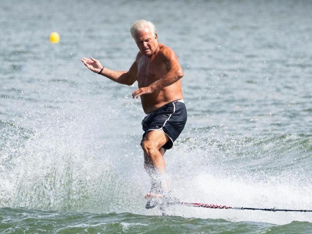 Un homme âgé en ski nautique