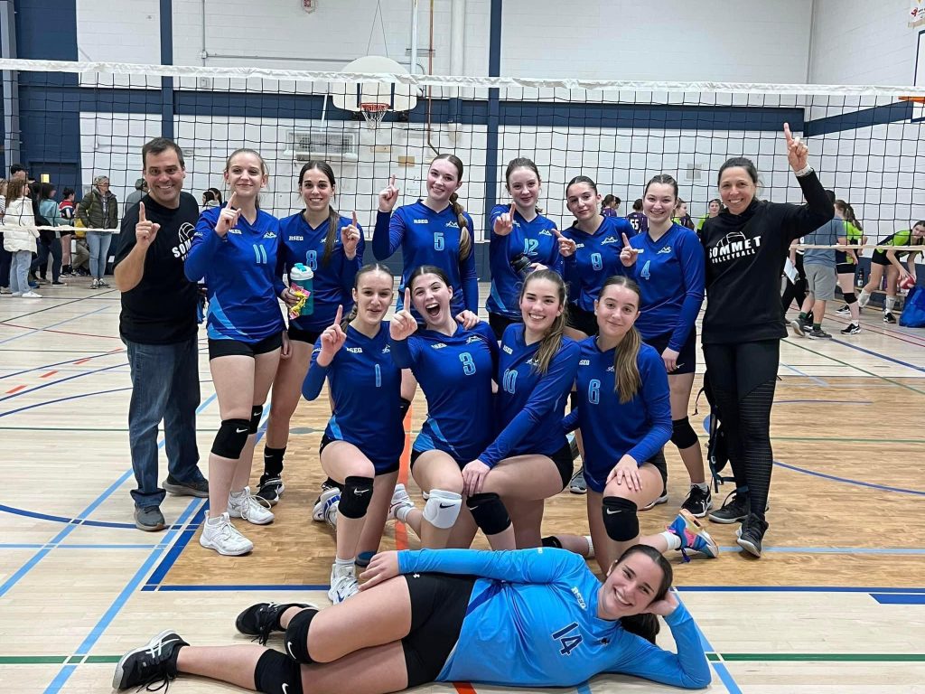 L’équipe de volleyball juvénile 1 du Sommet remporte un tournoi à Mont-Laurier