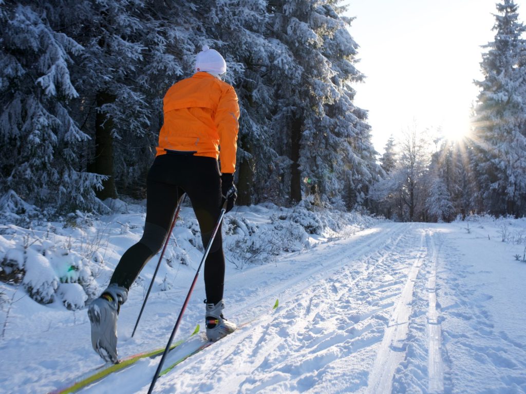 Les skieurs attendent la neige au parc régional montagne du Diable