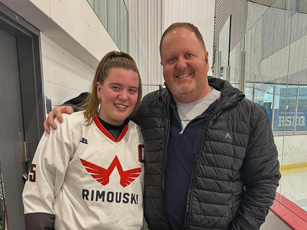 Un père bien fier de sa fille, joueuse de hockey