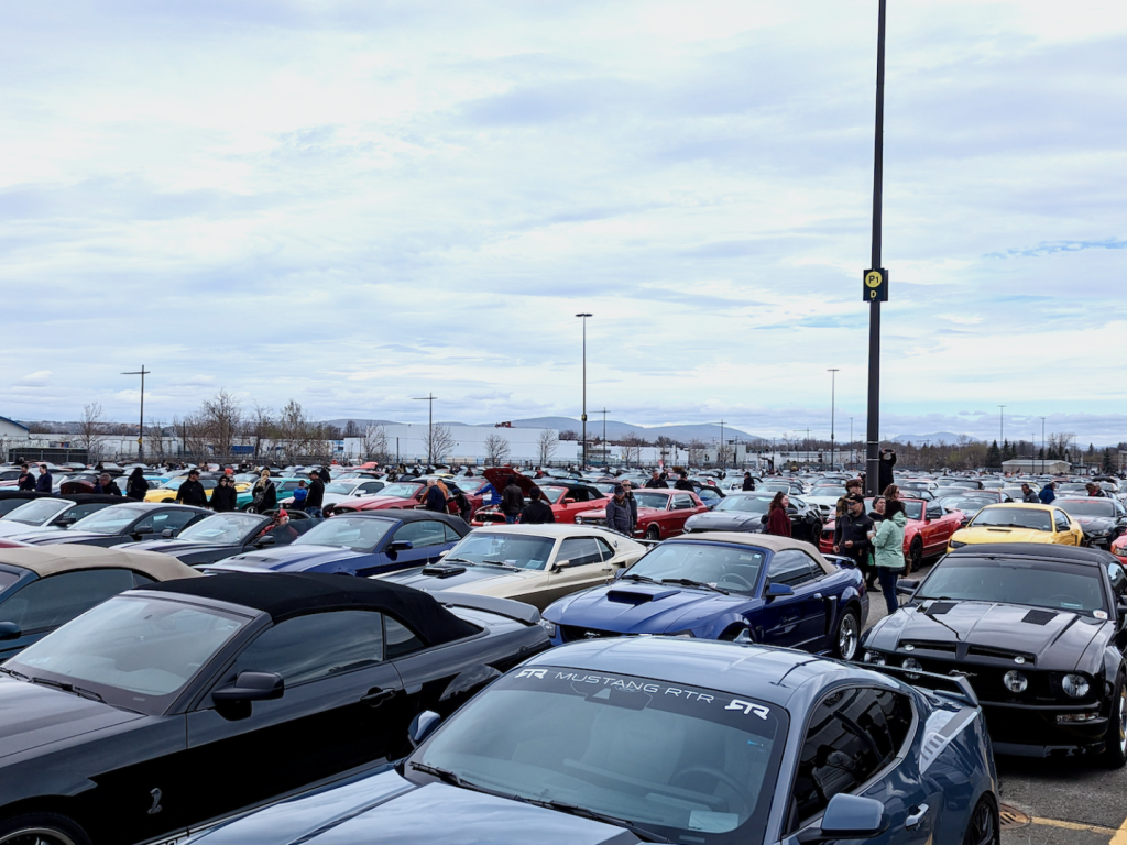 Avec 1 889 véhicules, la parade québécoise de Ford Mustang bat le record mondial