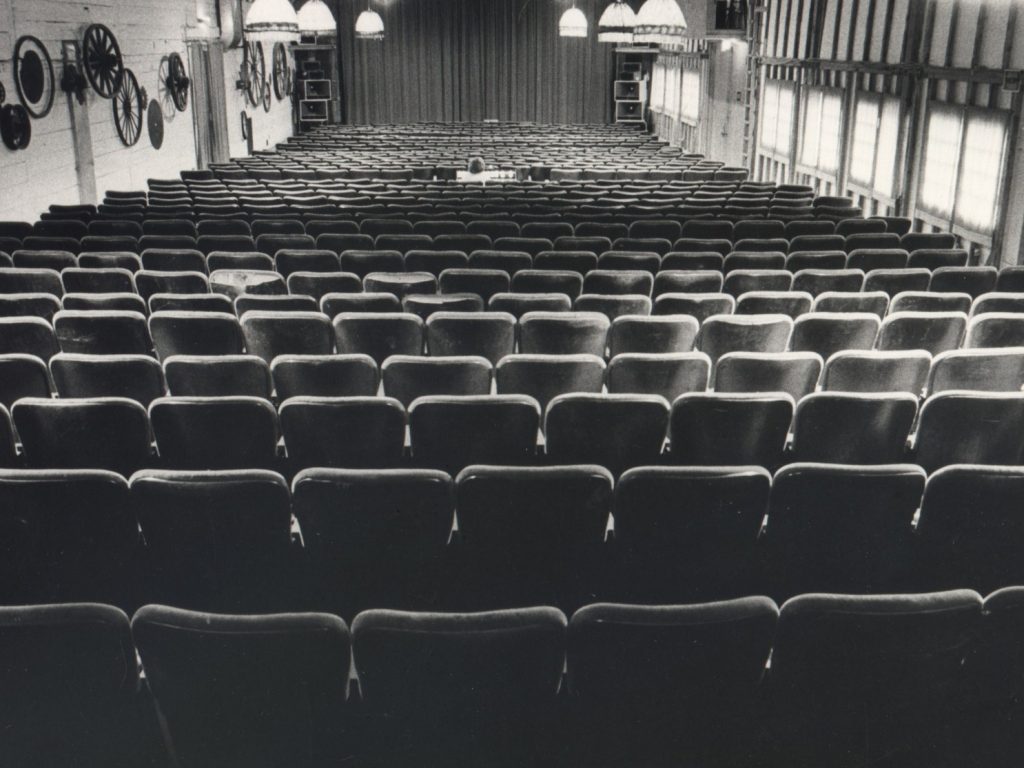 Une salle de spectacle en noir et blanc