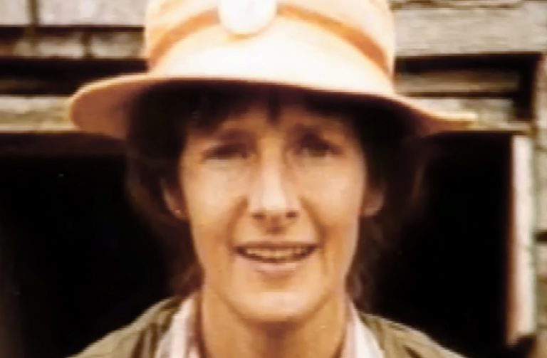 Visage d'une femme souriante portant un chapeau