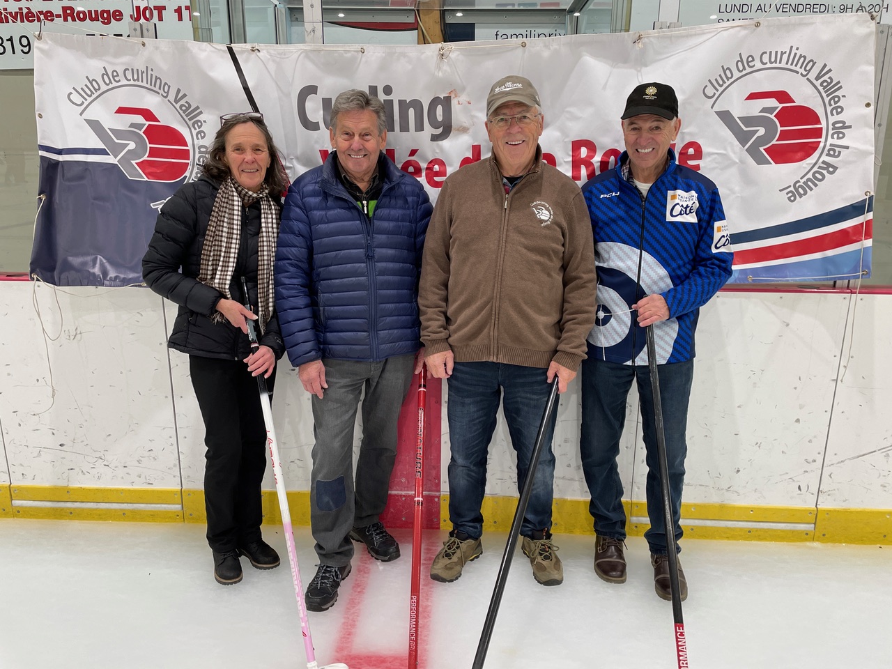 Des joeurs de curling sur une glace